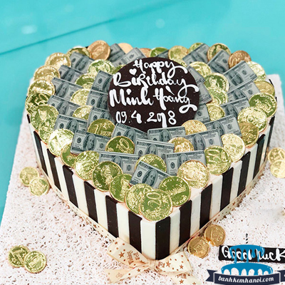 Điều gì nổi bật hơn khi nhìn thấy bánh sinh nhật xếp bằng tiền? Hãy để hình ảnh này khiến cho bạn liên tưởng đến sự sang trọng, tinh tế và độc đáo của chiếc bánh.